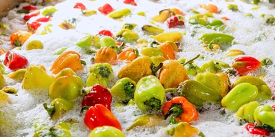 Перец моют, дробят на&nbsp;две половинки и&nbsp;в&nbsp;специальном барабане отделяют от&nbsp;плодоножки с&nbsp;семенами