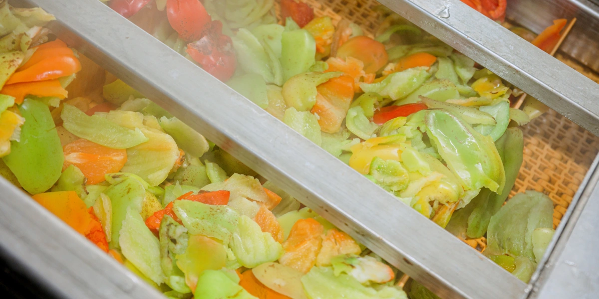 Отобранные половинки перца проходят через тепловой туннель, где поддерживается постоянная температура порядка&nbsp;+90 градусов. Её здесь называют ещё «водяной баней»