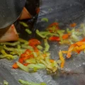 Перец нарезают тонкой соломкой