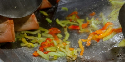 Перец нарезают тонкой соломкой