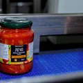 В предварительно обработанную паром банку помещают перец, заливают приготовленным здесь же томатным соусом и закупоривают крышкой
