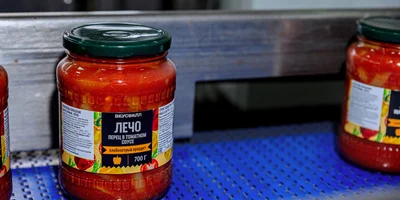 В предварительно обработанную паром банку помещают перец, заливают приготовленным здесь же томатным соусом и закупоривают крышкой