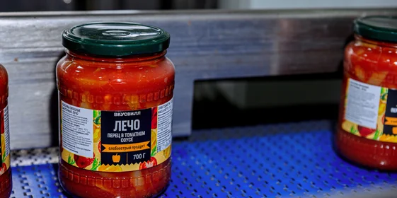 В предварительно обработанную паром банку помещают перец, заливают приготовленным здесь же томатным соусом и закупоривают крышкой