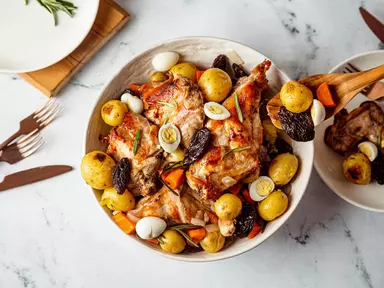 Кролик в духовке с картофелем и черносливом