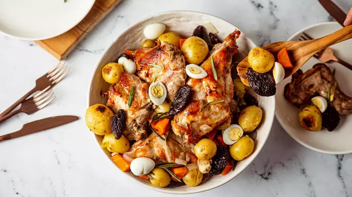 Кролик в&nbsp;духовке с&nbsp;картофелем и&nbsp;черносливом