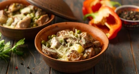 Свинина с картошкой в горшочке