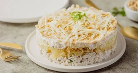 Салат с курицей, ананасом и сыром