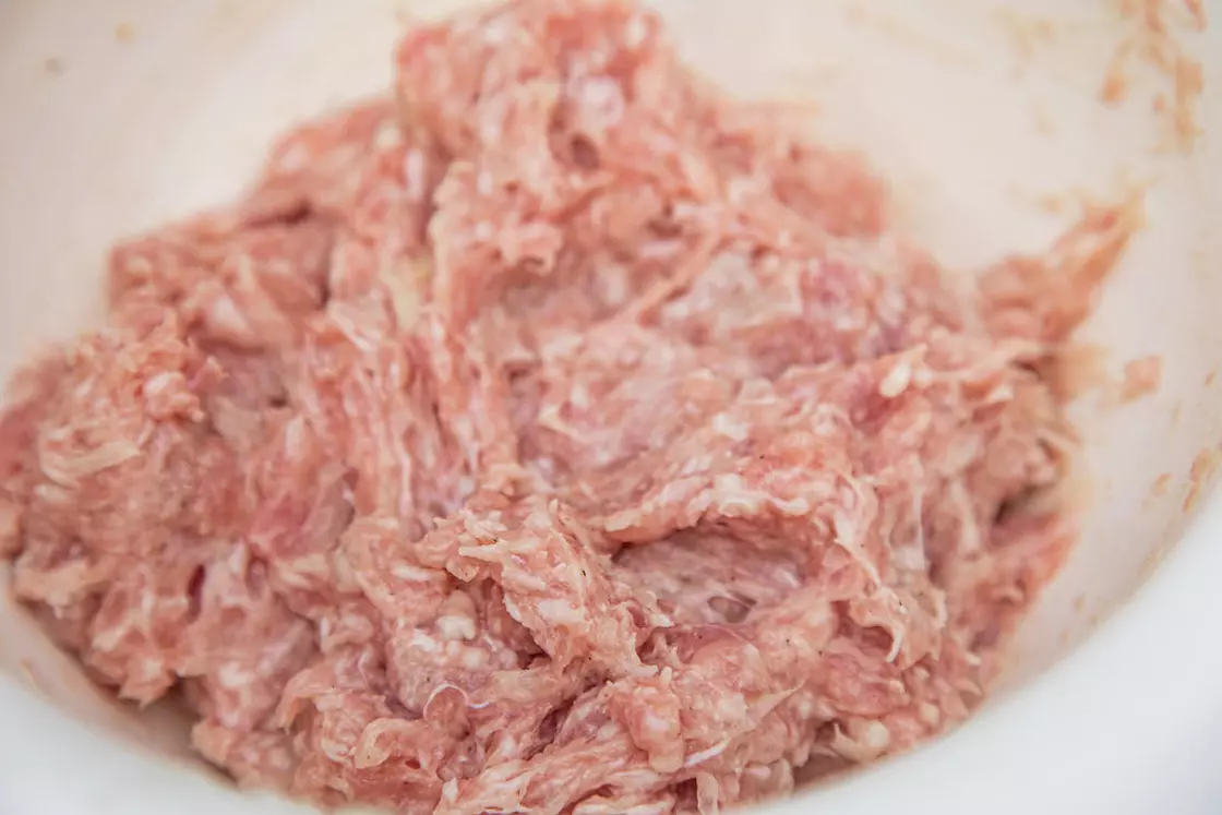 Оригинальный рецепт: как приготовить вкусные сочные котлеты из свинины на сковороде