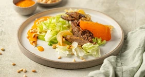 Тёплый салат с печенью и хурмой