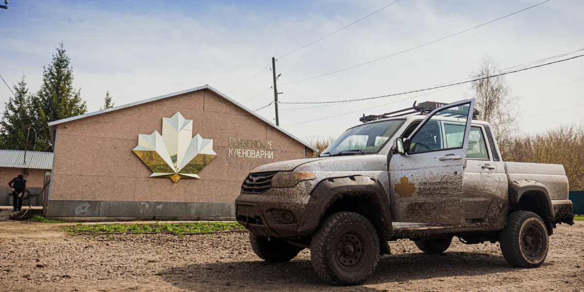 Добыча кленового сока приходится на самый сезон бездорожья, и перемещение по лесу возможно только на внедорожниках