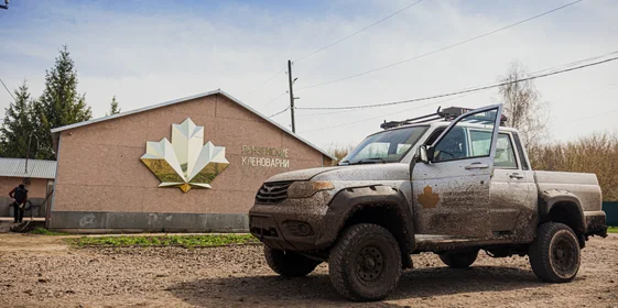 Добыча кленового сока приходится на самый сезон бездорожья, и перемещение по лесу возможно только на внедорожниках