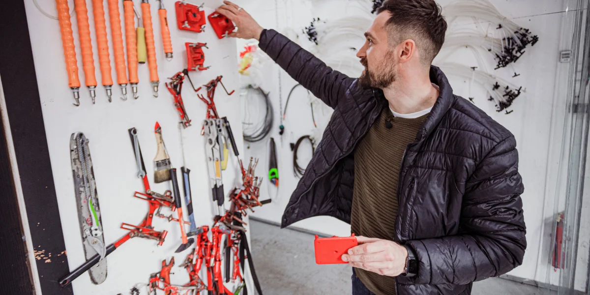 Мастерская кленовара, где собраны различные инструменты для работы с клёнами. К примеру, просверлить отверстие в дереве нужного диаметра и глубины помогает специальная накладка