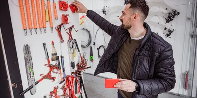 Мастерская кленовара, где собраны различные инструменты для работы с клёнами. К примеру, просверлить отверстие в дереве нужного диаметра и глубины помогает специальная накладка