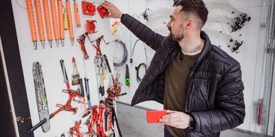 Мастерская кленовара, где собраны различные инструменты для работы с клёнами. К примеру, просверлить отверстие в дереве нужного диаметра и глубины помогает специальная накладка