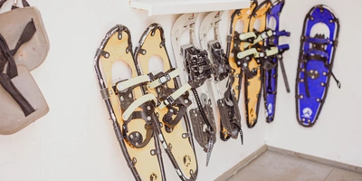 Каждый год первый раз к дереву сотрудник кленоварни подходит перед началом сезона, где-то в январе-феврале. Чтобы просверлить новое отверстие и не утонуть в глубоких сугробах, на помощь приходят снегоступы