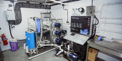 Систему обратного осмоса в быту принято использовать для получения чистой питьевой воды. В «Пензенских Кленоварнях» устройство предназначено для отделения сока от воды, которая здесь является отходом производства