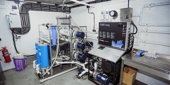 Систему обратного осмоса в быту принято использовать для получения чистой питьевой воды. В «Пензенских Кленоварнях» устройство предназначено для отделения сока от воды, которая здесь является отходом производства