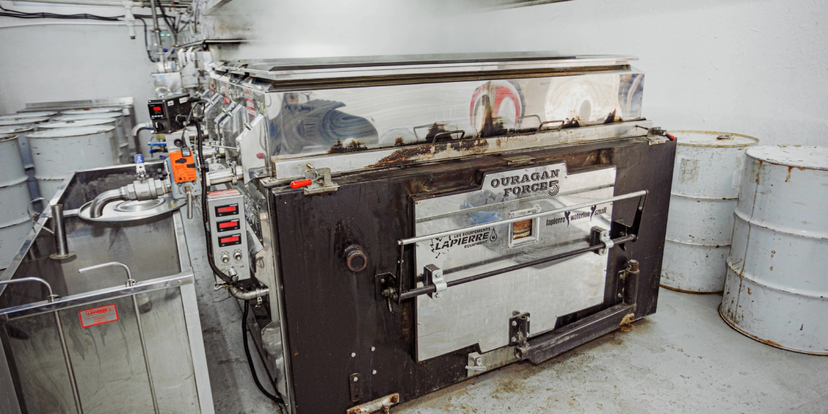 Печь — основа производства. Она весит 7 тонн, а её размер — 6х16 футов. Это единственная в своём роде печь для варки сиропа в России. Она способна сварить до 50 тонн кленового сиропа за сезон