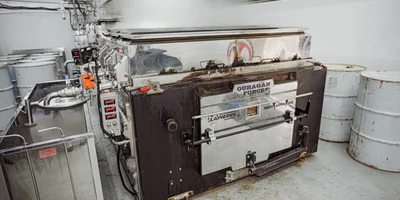 Печь — основа производства. Она весит 7 тонн, а её размер — 6х16 футов. Это единственная в своём роде печь для варки сиропа в России. Она способна сварить до 50 тонн кленового сиропа за сезон