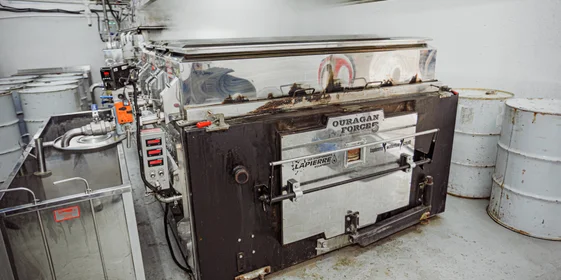 Печь — основа производства. Она весит 7 тонн, а её размер — 6х16 футов. Это единственная в своём роде печь для варки сиропа в России. Она способна сварить до 50 тонн кленового сиропа за сезон