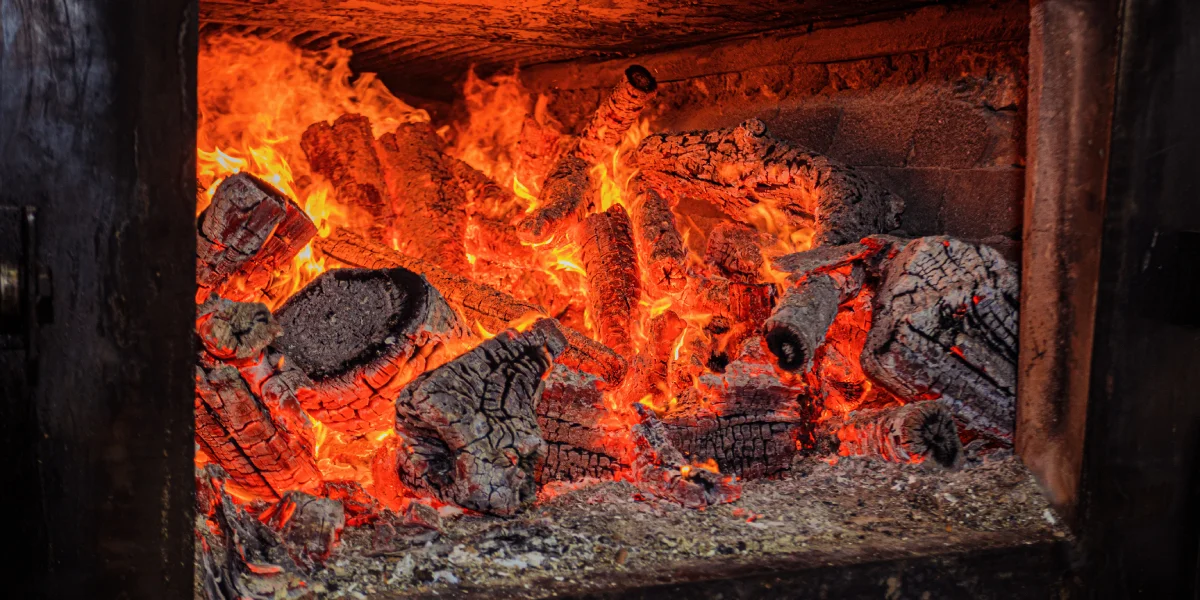 Приобретённая в Канаде печь работает на дровах. Сначала её установили в посёлке Сурки близко к лесу. Но это оказалось невыгодно, и печь перенесли в сам лес, построив вокруг неё всю инфраструктуру 