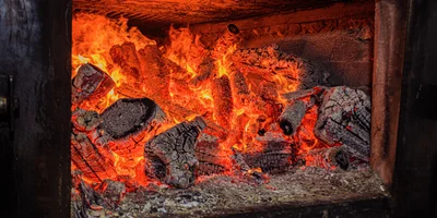 Приобретённая в Канаде печь работает на дровах. Сначала её установили в посёлке Сурки близко к лесу. Но это оказалось невыгодно, и печь перенесли в сам лес, построив вокруг неё всю инфраструктуру 