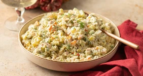 Салат оливье классический с колбасой