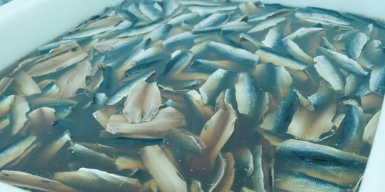 Ванну для посола наполняют водой, добавляют все необходимые ингредиенты и, конечно же, рыбу. Здесь селёдка проведёт до четырёх суток