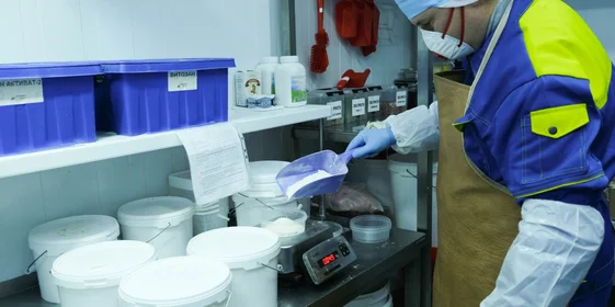 Для каждого продукта у мастера посольного отделения существуют специальные рецептуры, занесённые в технологическую карту. В нужных пропорциях сотрудник замешивает ингредиенты для посола