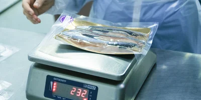 Срок хранения рыбных пресервов для ВкусВилла крайне короткий, поэтому вся продукция отгружается в сеть в день производства