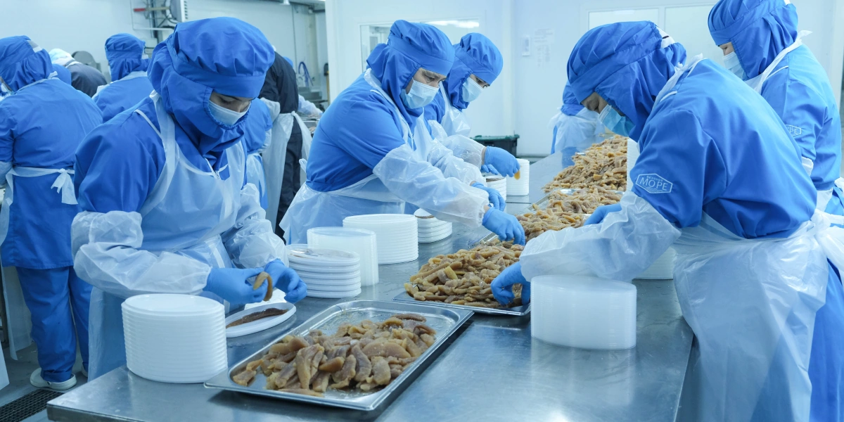 Икра — хрупкий продукт, поэтому все операции с&nbsp;ней осуществляются также вручную