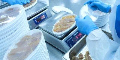 Ястычную икру сельди помещают в баночки, проверяя чистый вес сырья до заливки