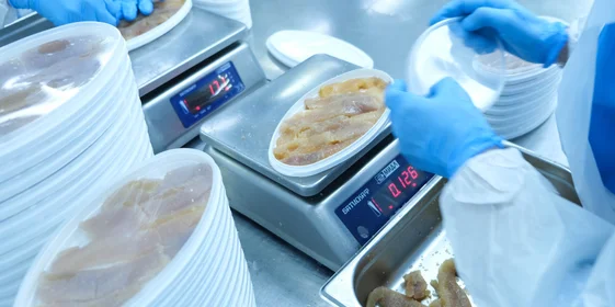 Ястычную икру сельди помещают в баночки, проверяя чистый вес сырья до заливки