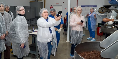 Свадьба в&nbsp;магазине, конкурсы и&nbsp;культпоходы: чем живёт сообщество ВкусВилла