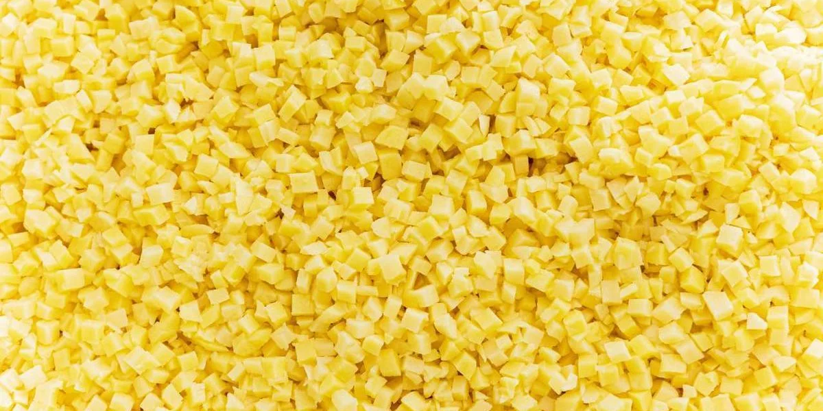 Картофель должен быть калиброванным, одинаковым: иначе при автоматической очистке производитель потеряет большую часть продукта. После картофелечистки производится ручная дочистка овощей. Картофель помещается в бокс с чистой водой, промывается и отправляется на нарезку