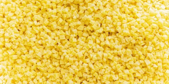 Картофель должен быть калиброванным, одинаковым: иначе при автоматической очистке производитель потеряет большую часть продукта. После картофелечистки производится ручная дочистка овощей. Картофель помещается в бокс с чистой водой, промывается и отправляется на нарезку