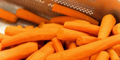Морковь значительно жёстче картофеля, поэтому на производстве её сначала варят, а уже после нарезают