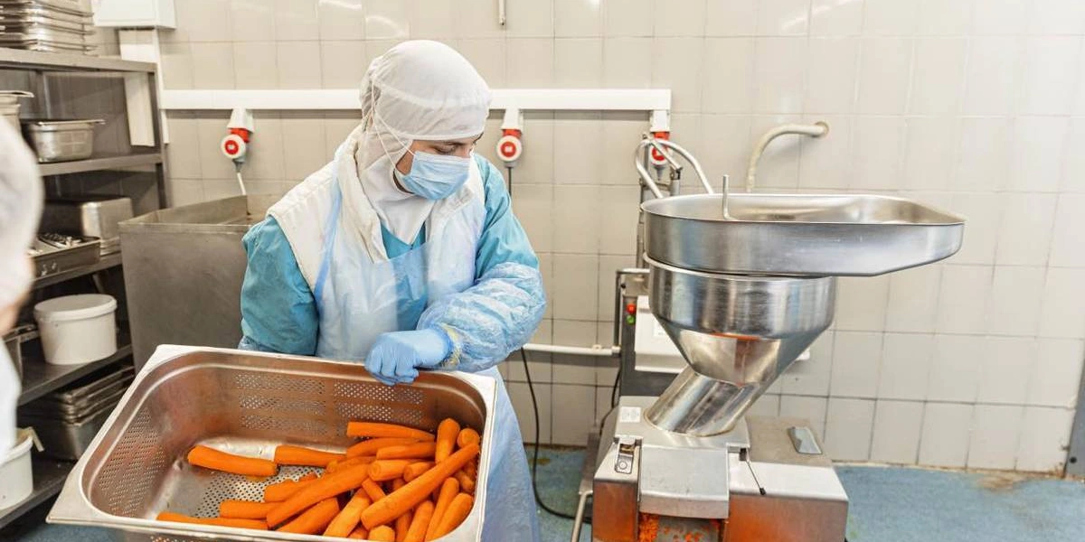 Рецепт оливье: как готовят салат в&nbsp;промышленном масштабе