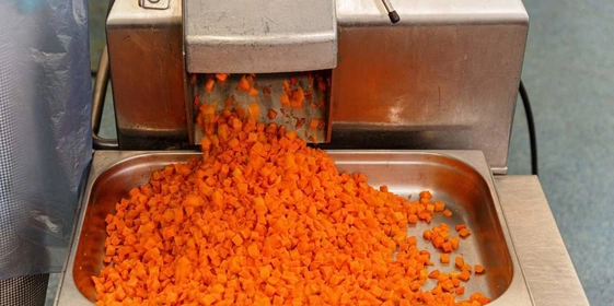 Рецепт оливье: как готовят салат в&nbsp;промышленном масштабе