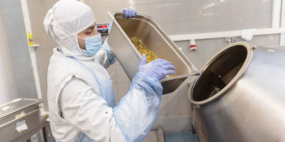 Замес салата происходит с помощью купажного барабана. В него загружают ингредиенты, которые за счёт вращения установки в разные стороны постепенно смешиваются до однородного вида       