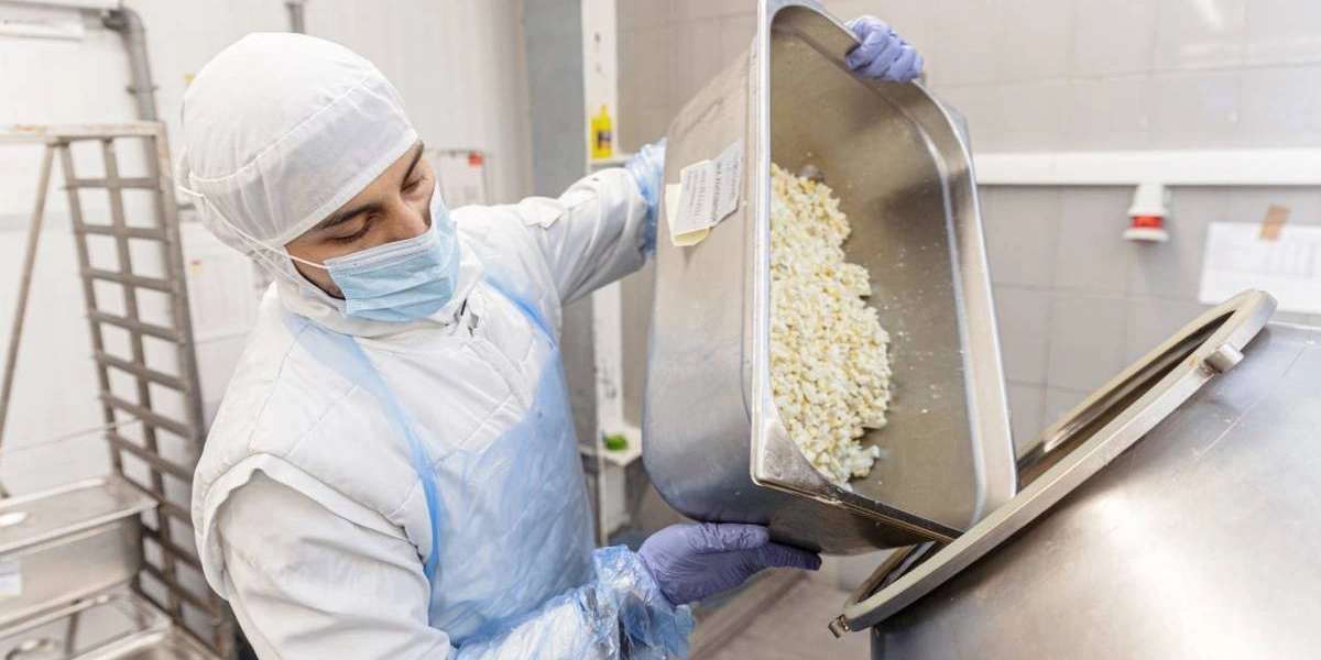 Рецепт оливье: как готовят салат в&nbsp;промышленном масштабе