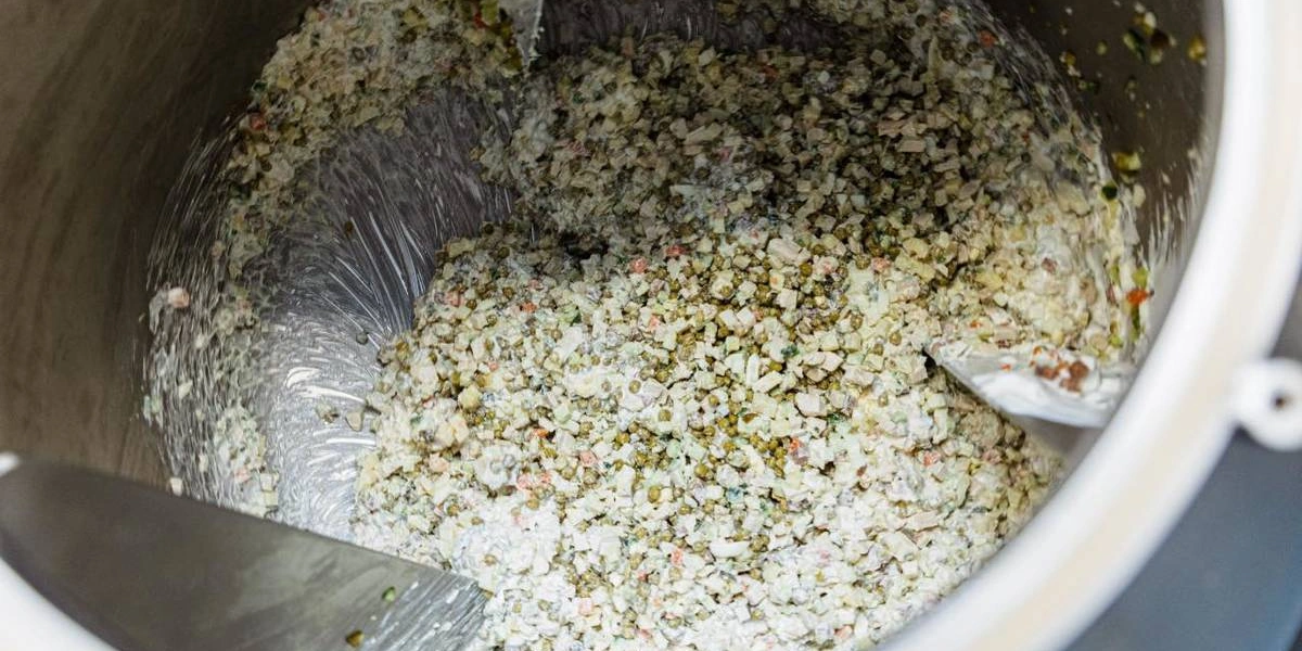 Рецепт оливье: как готовят салат в&nbsp;промышленном масштабе