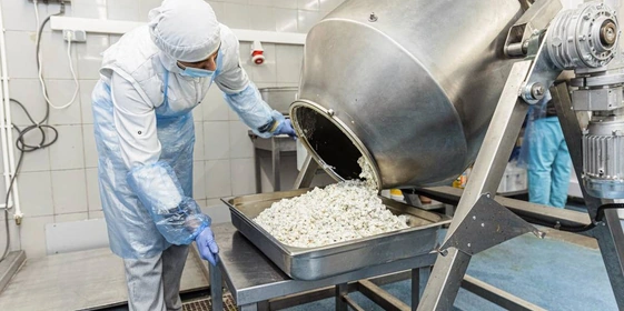 Рецепт оливье: как готовят салат в&nbsp;промышленном масштабе