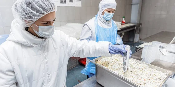 Перед фасовкой салата замеряется температура внутри, после чего продукт упаковывают в газовой среде. Она препятствует развитию вредных микроорганизмов и помогает сохранить свежесть продукта