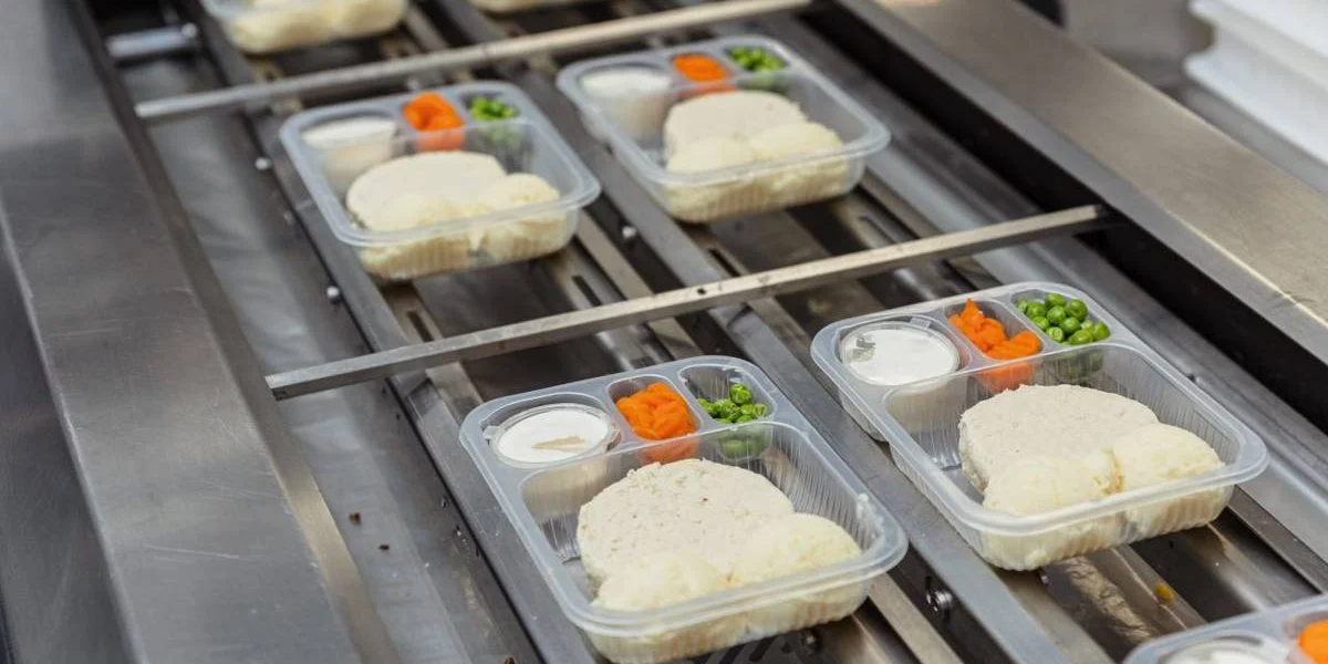 Рецепт оливье: как готовят салат в промышленном масштабе