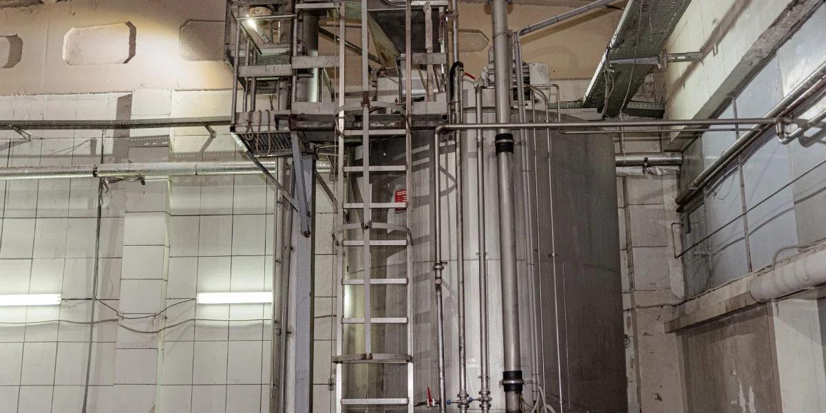 В дробилке яблоки измельчают, ещё немного — и получится готовый сок