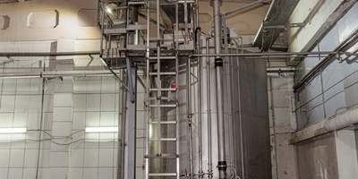 В дробилке яблоки измельчают, ещё немного — и получится готовый сок