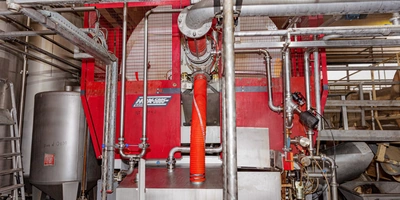 Измельчённые яблоки подают под пресс, где и происходит отделение сока от мякоти