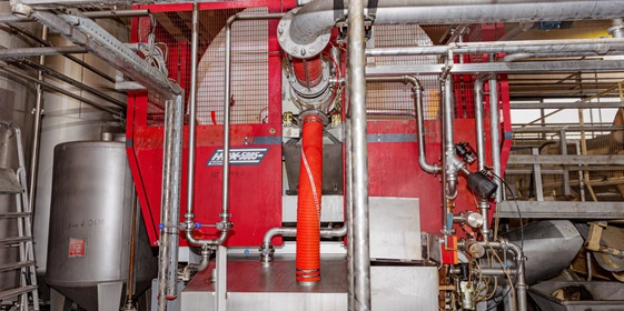 Измельчённые яблоки подают под пресс, где и происходит отделение сока от мякоти