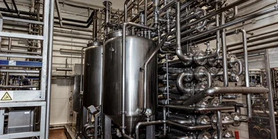 Чтобы сок стал прозрачным, его необходимо под давлением пропустить через мембрану ультрафильтрационной установки. Перед розливом сок пастеризуют, благодаря чему обеспечивается длительное хранение продукта